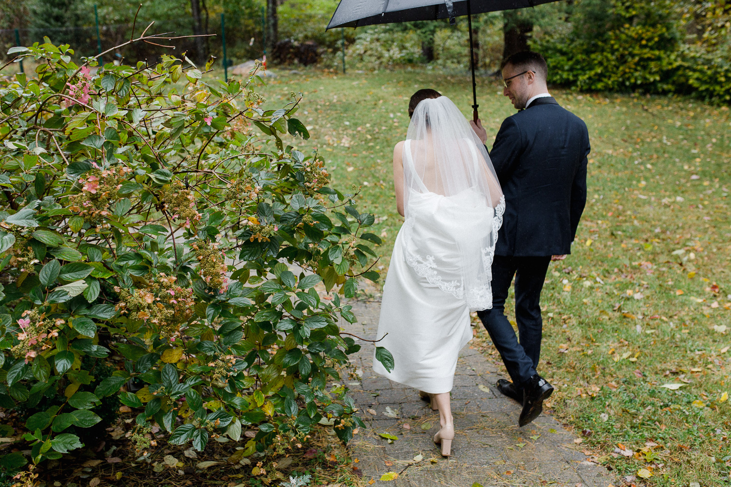 bride-groom-walking