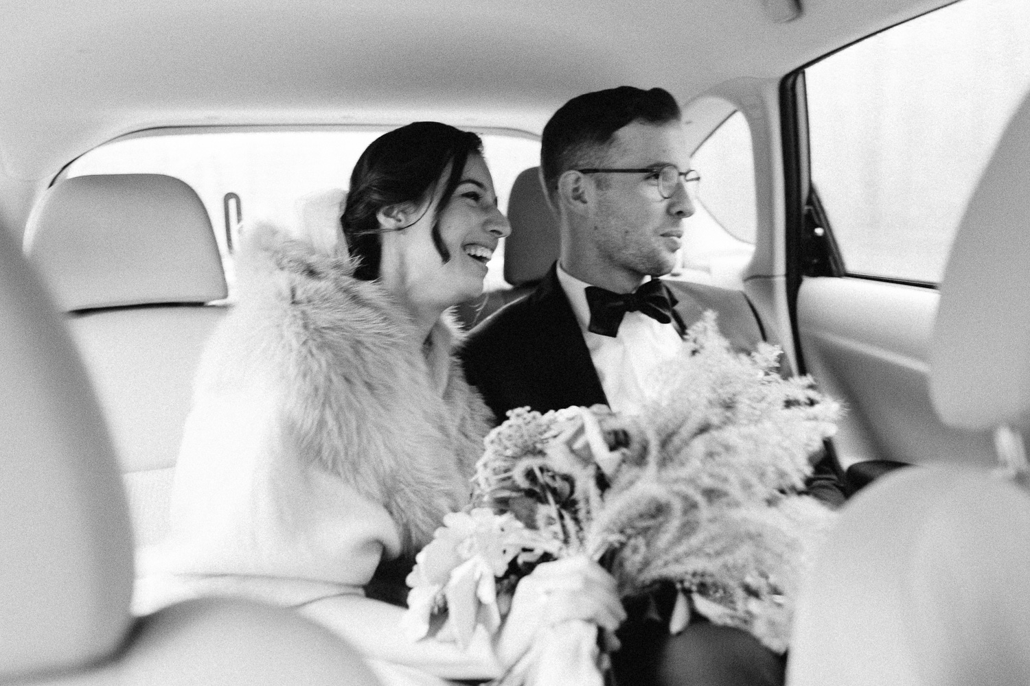 bride-groom-in-car