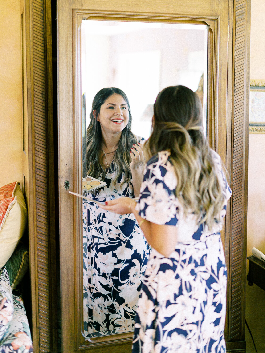 bride-smiling-in-mirror